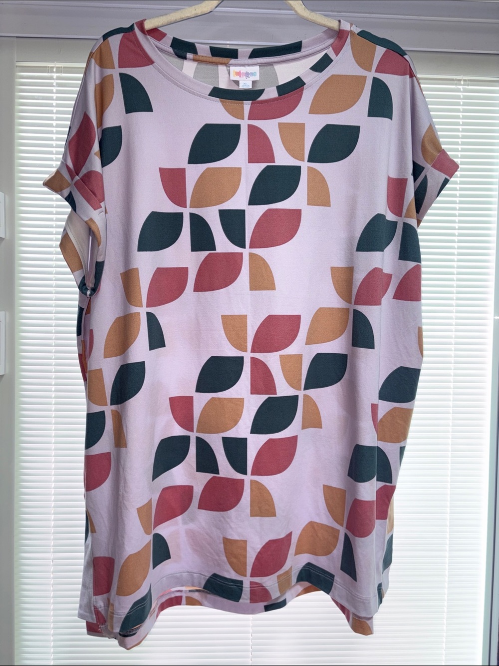 Geometric Leaf Print Short Sleeve Top - lavender background. Leggings material.